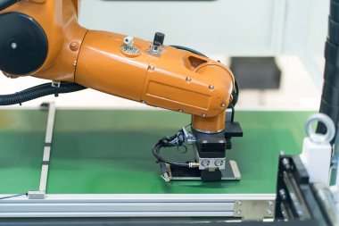 Robot kolu telefon fabrikasında çalışıyor.