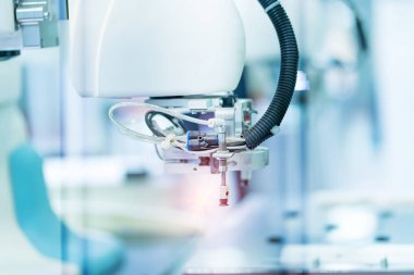 üretim fabrikasında konveyörlü vakum emiciler ile robot, Akıllı fabrika sanayi 4.0 kavramı