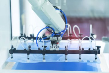 üretim fabrikasında konveyörlü vakum emiciler ile robot, Akıllı fabrika sanayi 4.0 kavramı