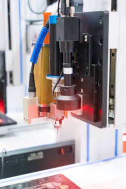 Robot elinde tutkal şırıngası. Robot makine görme sistemi enjekte edilmiş.