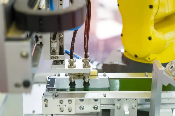 Robotický Ochranný Fólie Nebo Krycí Sklo Výrobě Telefonu Továrny — Stock fotografie
