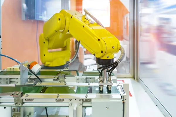 Robotik Ekran Koruyucu Film Veya Imalat Telefon Fabrikasında Cam Kaplama — Stok fotoğraf