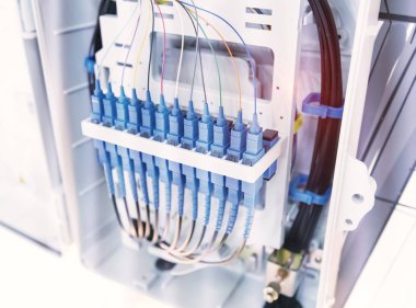 Fiber optik kablo iletişim dağıtım noktasına bağlanıyor