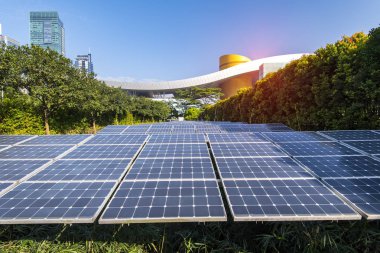 Mavi bulutlu gökdelenleri olan güneş paneli, gelecekteki konseptin yeşil şehri