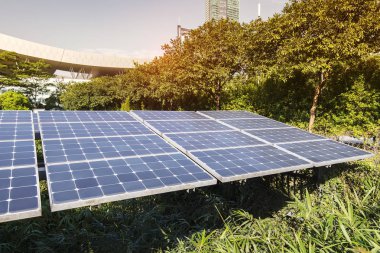 Mavi bulutlu gökdelenleri olan güneş paneli, gelecekteki konseptin yeşil şehri