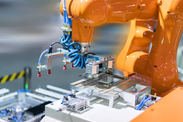 Ρομποτικό Προστατευτικό Φιλμ Γυάλινο Κάλυμμα Στην Κατασκευή Τηλεφωνικού Εργοστασίου — Φωτογραφία Αρχείου