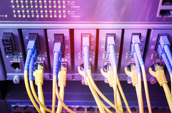 Fiber Optiska Kablar Anslutna Till Optiska Portar Och Nätverkskablar Anslutna — Stockfoto