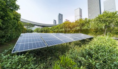 Kentsel manzaralı ekolojik enerji yenilenebilir güneş paneli santrali