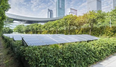 Kentsel manzaralı ekolojik enerji yenilenebilir güneş paneli santrali