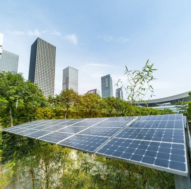 Kentsel manzaralı ekolojik enerji yenilenebilir güneş paneli santrali