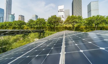 Kentsel manzaralı ekolojik enerji yenilenebilir güneş paneli santrali