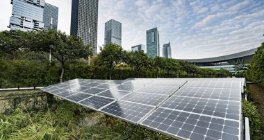 Kentsel manzaralı ekolojik enerji yenilenebilir güneş paneli santrali