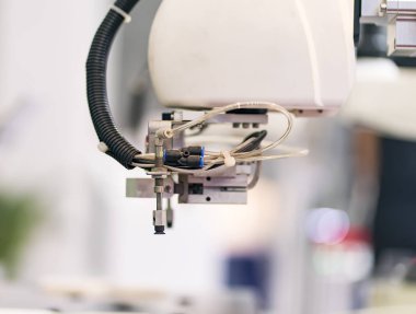 endüstriyel üretim tesisi, akıllı fabrika sanayi 4.0 konsept robot makine aleti.