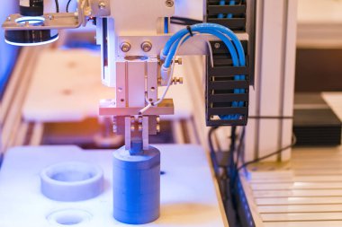 Robotik Kol üretimi modern endüstriyel teknolojiyi temsil ediyor. Otomatik üretim hücresi.