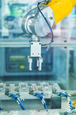 Robotik Kol üretimi modern endüstriyel teknolojiyi temsil ediyor. Otomatik üretim hücresi.