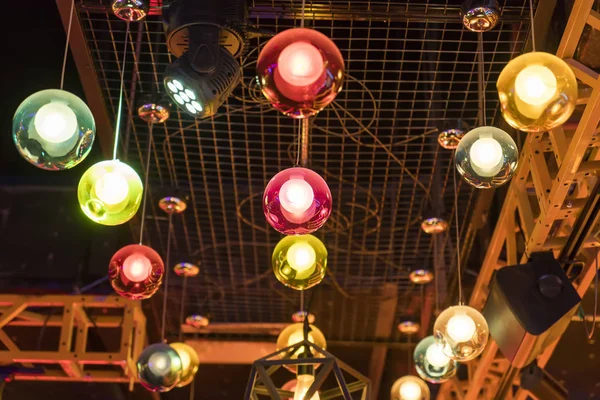 Lampes Lumineuses Colorées Sur Fond Sombre — Photo