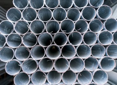 Fabrika deposuna yığılmış çelik borular endüstrisi inşaatı