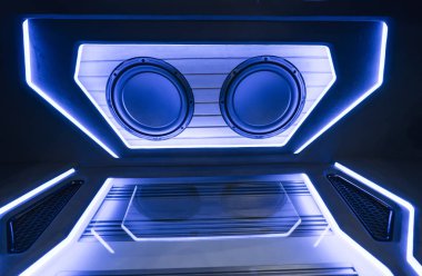 stereo ve hoparlörler gece arabada renkli ışıklar