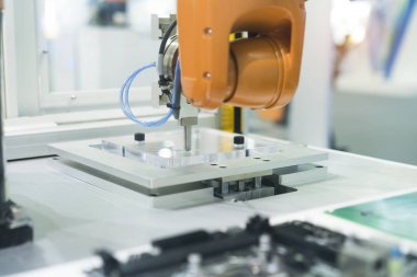 Robotik ve otomasyon sistem denetim uygulamasında robot kol otomatikleştirmek