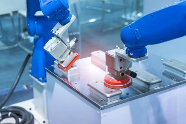 Telefon fabrikasında çalışan endüstriyel robot.