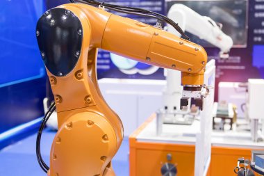 Robotik ekran koruyucu film veya imalat telefon fabrikasında cam kaplama