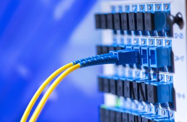 Fiber optik kablo iletişim dağıtım noktasına bağlanıyor