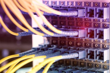 Fiber optik ekipmanlı teknoloji merkezi