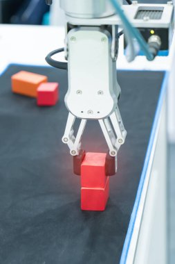 Robotik ve otomasyon sistem denetim uygulamasında robot kol akıllı üretim arka planda otomatikleştirmek