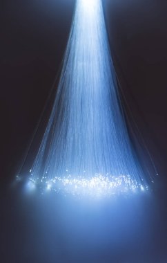 Optik fiber dinamik teknoloji arka planının derinliklerinden uçuyor.