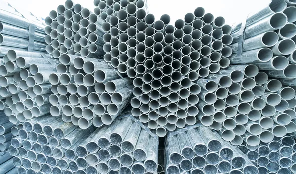 工場倉庫に積層された鋼管産業建設 — ストック写真