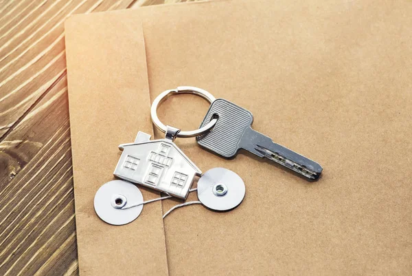 Schlüsselanhänger Mit Haussymbol Und Schlüssel Immobilienkonzept — Stockfoto