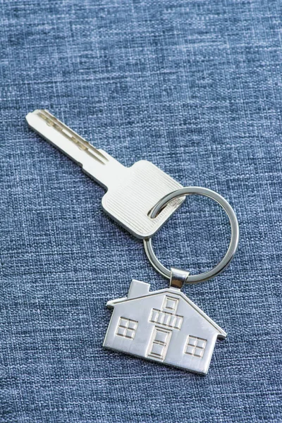 家のシンボルとキーを持つキーチェーン 不動産コンセプト — ストック写真