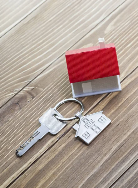 Keychain House Symbol Keys Wooden Background Real Estate Concept — ストック写真