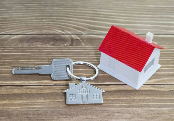 Chaveiro Com Símbolo Casa Chaves Fundo Madeira Conceito Imobiliário — Fotografia de Stock