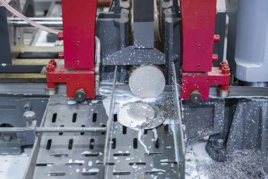 endüstriyel ekipmanların kesilmesi yle metal işleme.