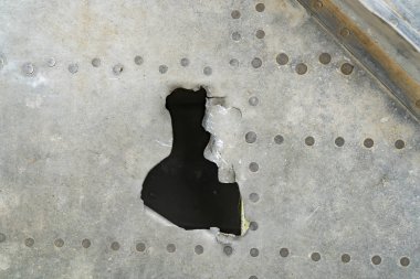 Perçin ve bir delik ile metalik dokusu