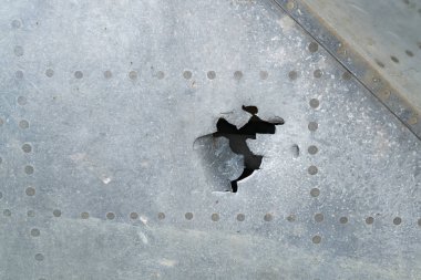 Perçin ve bir delik ile metalik dokusu