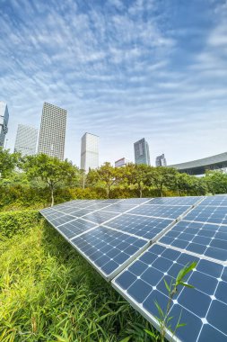 Kentsel manzaralı ekolojik enerji yenilenebilir güneş paneli santrali