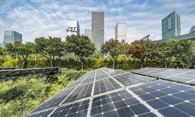 Kentsel manzaralı ekolojik enerji yenilenebilir güneş paneli santrali