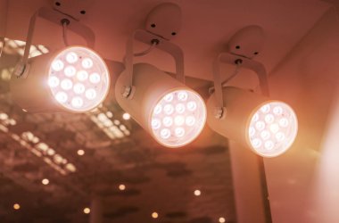 Alışveriş merkezinin çatısında LED ışığı.