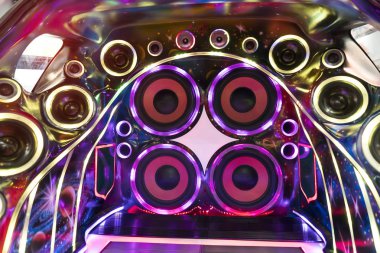 stereo ve hoparlörler gece arabada renkli ışıklar