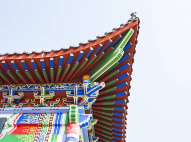 Çin tarzı Tapınağı çatı mavi gökyüzü arka plan