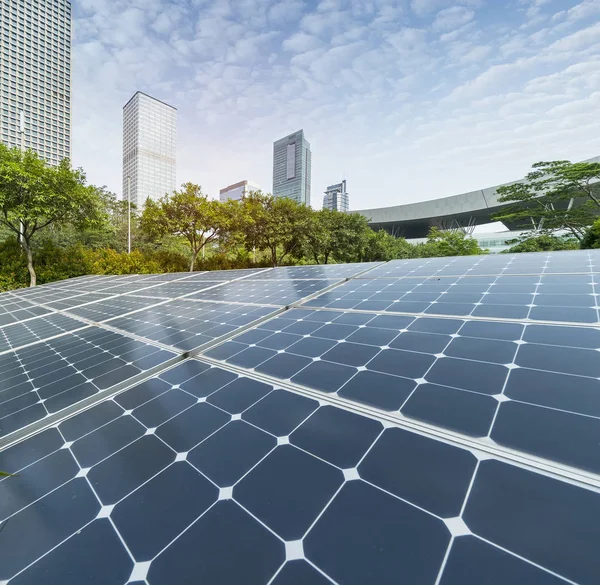 Planta Paneles Solares Renovables Energía Ecológica Con Monumentos Paisajísticos Urbanos —  Fotos de Stock