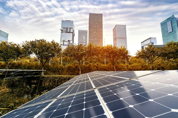 Planta Paneles Solares Renovables Energía Ecológica Con Monumentos Paisajísticos Urbanos —  Fotos de Stock