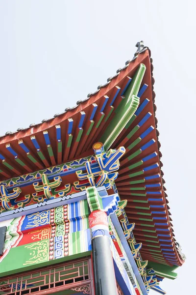 Chinese Stijl Tempel Dak Tegen Blauwe Hemelachtergrond — Stockfoto