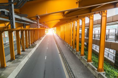 şehirde bir köprü çelik konstrüksiyon altında yol. Tünelde araba ışık izleri ile Gece şehir sahnesi.