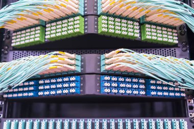 Fiber optik kablo iletişim dağıtım noktasına bağlanıyor