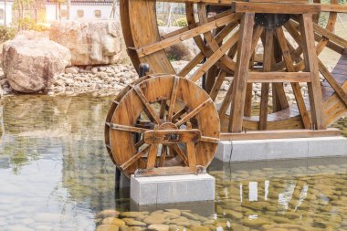 waterwheel bahçede dönüyor