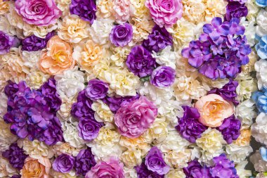 Çok renkli yapay çiçekler çok güzel arka plan. çiçek dekorasyonu.