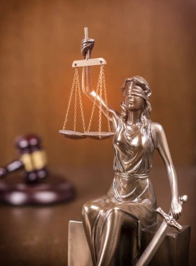 Adaletin sembolü olan hukuk kavramı.